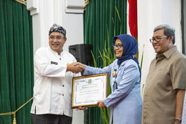 Wali Kota Tasikmalaya Drs. H. Budi Budiman menerima Piagam Penghargaan Anubhawa Sasana Kelurahan ...