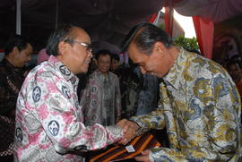 Wali Kota Tasikmalaya Drs. H. Syarif Hidayat M.Si menerima Penghargaan Anugrah Aksara Pratama dal...