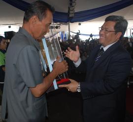 Wali Kota Tasikmalaya Drs. H. Syarif Hidayat M.Si menerima Penghargaan Juara I Cluster A Kota Vok...