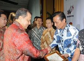 Wali Kota Tasikmalaya Drs. H. Syarif Hidayat M.Si menerima Penghargaan atas Kontribusi dan Dukung...