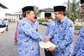 Wali Kota Tasikmalaya Drs. H. Budi Budiman menerima Penghargaan Bidang Pajak Bumi dan Bangunan da...