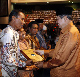 Wali Kota Tasikmalaya Drs. H. Syarif Hidayat M.Si menerima Penghargaan Widyakrama dari Presiden R...