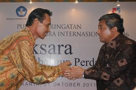 Wali Kota Tasikmalaya Drs. H. Syarif Hidayat M.Si menerima Penganugerahan Aksara Madya