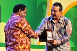 Wali Kota Tasikmalaya Drs. H. Budi Budiman menerima Penghargaan Hutan Kota Terbaik Hutan Urug pad...