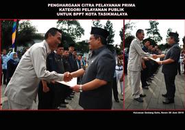 Wali Kota Tasikmalaya Drs. H. Syarif Hidayat M.Si menerima Penghargaan Citra Pelayanan Prima Kate...