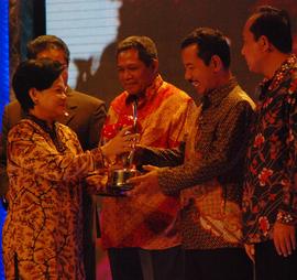 Wakil Wali Kota Tasikmalaya Ir. H. Dede Sudrajat MP menerima penghargaan Millenium Development Go...