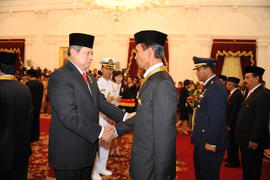 Wali Kota Tasikmalaya Drs. H. Syarif Hidayat M.Si menerima Penghargaan Bintang Jasa Utama dari Pr...